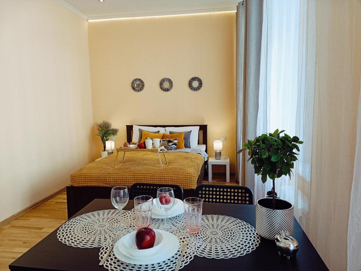 Centrally Located Studio Apartment Рига Экстерьер фото