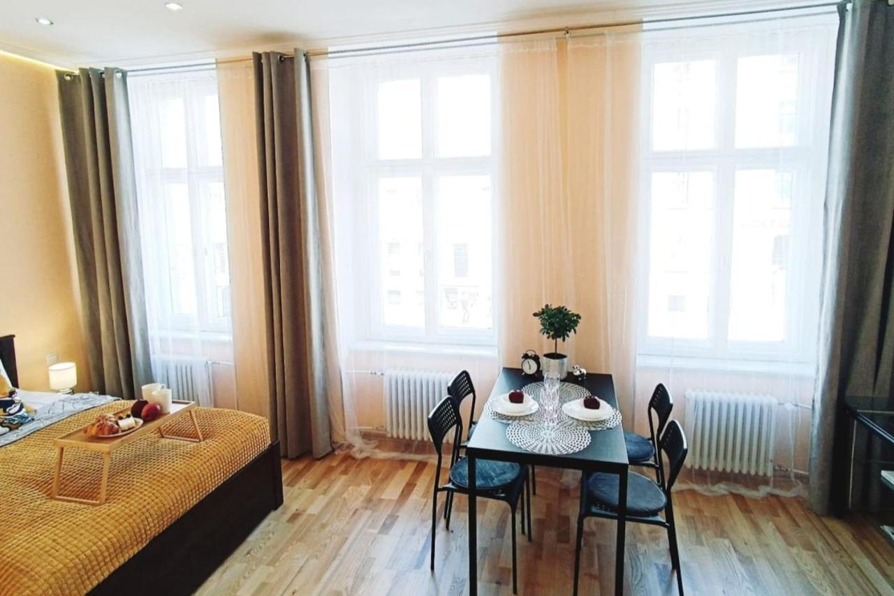 Centrally Located Studio Apartment Рига Экстерьер фото