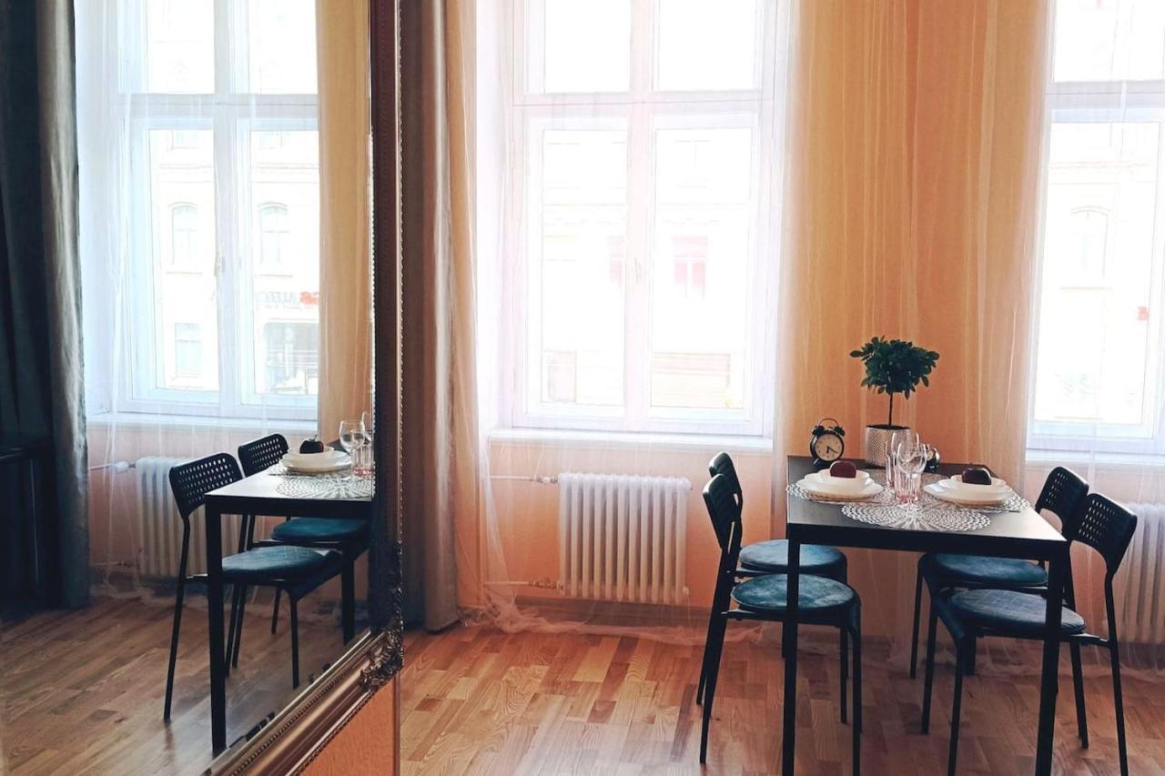 Centrally Located Studio Apartment Рига Экстерьер фото