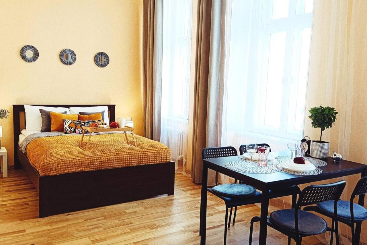 Centrally Located Studio Apartment Рига Экстерьер фото