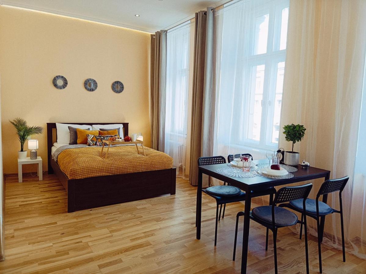 Centrally Located Studio Apartment Рига Экстерьер фото