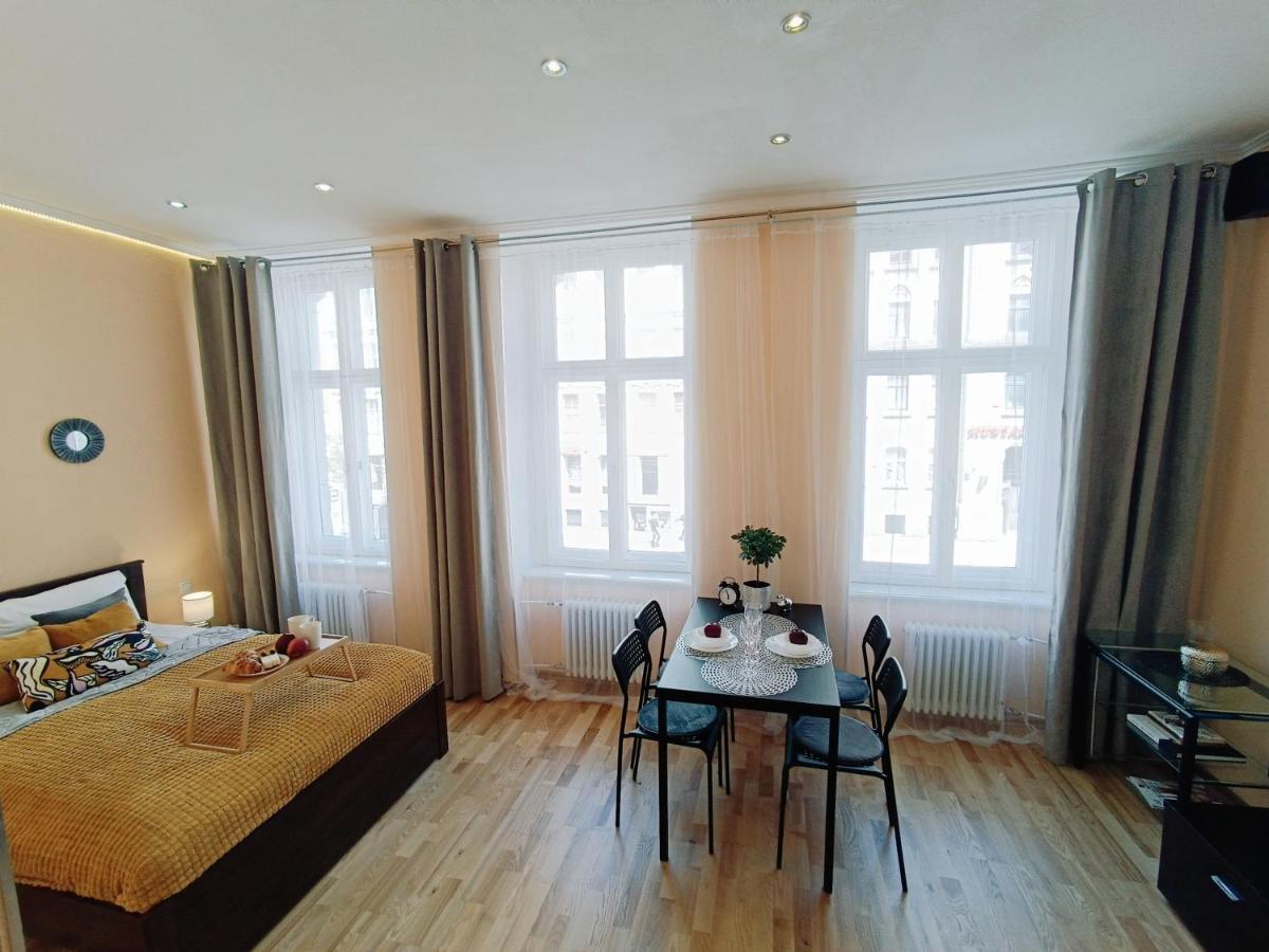 Centrally Located Studio Apartment Рига Экстерьер фото