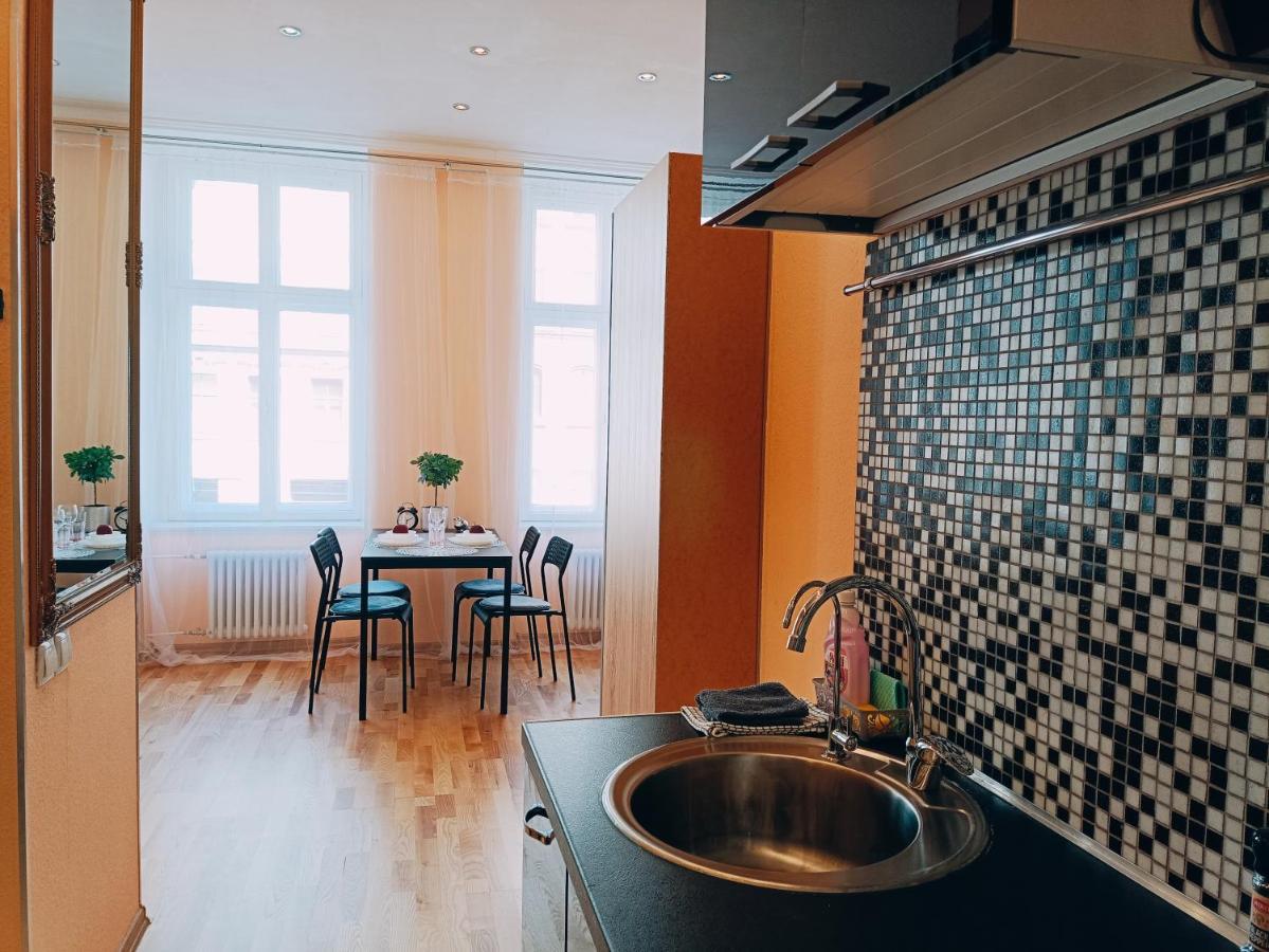 Centrally Located Studio Apartment Рига Экстерьер фото